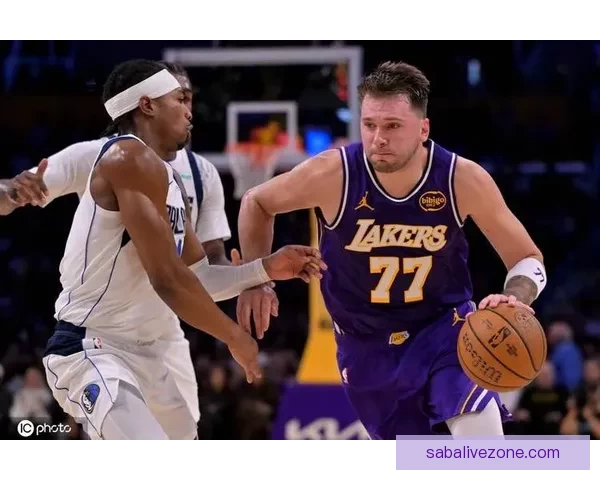 东契奇60分带领独行侠迎8连胜 疲惫闭眼庆祝 湖人全队为其狂欢祝贺